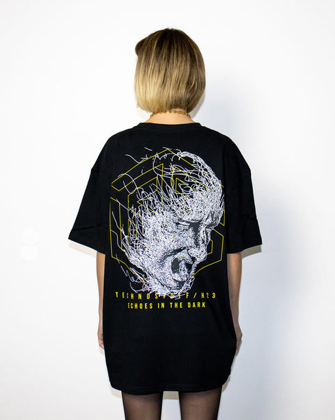 Echoes In The Dark Techno T-Shirt oversized in schwarz für Raver, Frau von hinten fotografiert